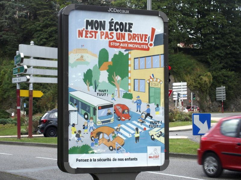 panneau Decaux avec l'affiche illustrée 